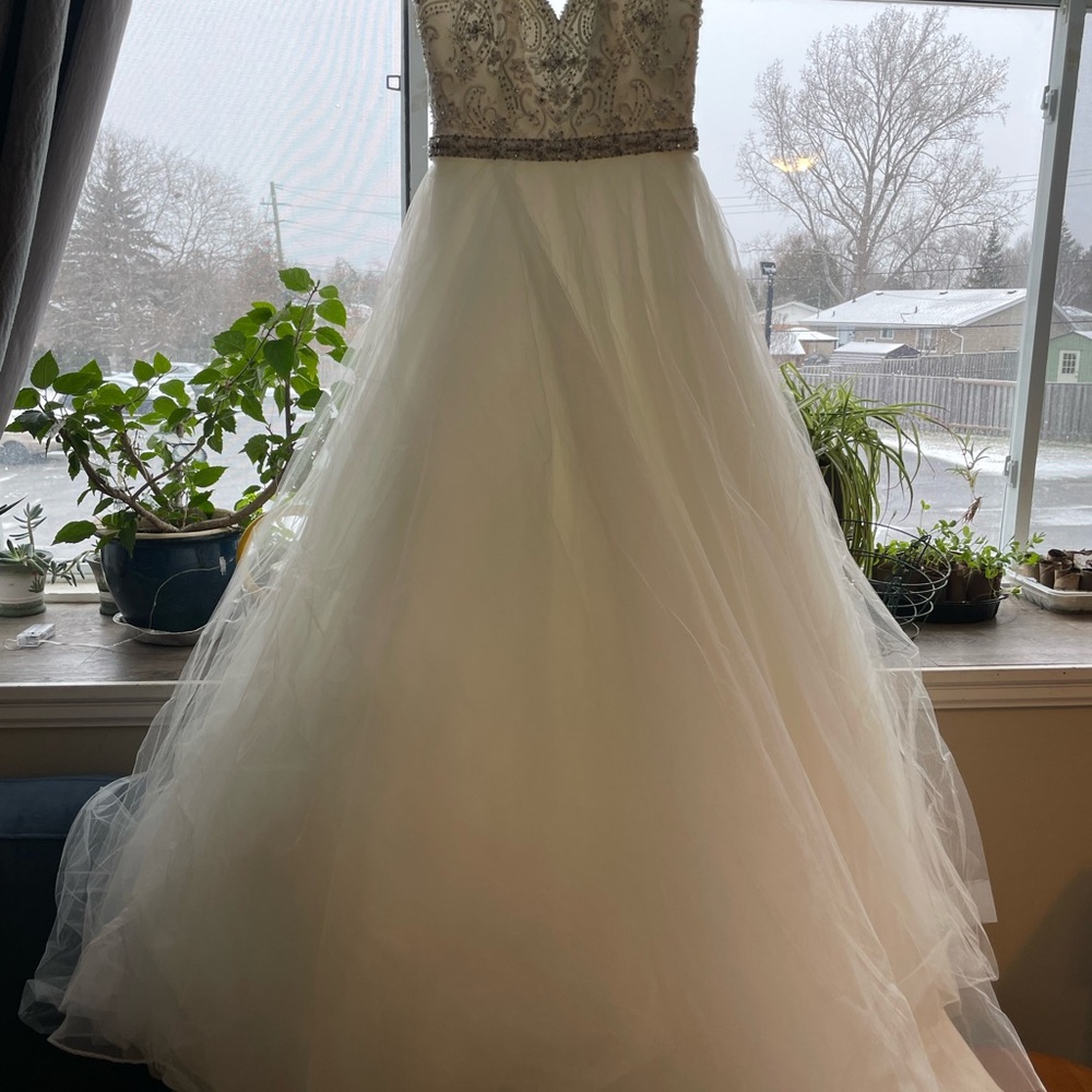Never worn wedding dress with tags on - Picture 5 of 9